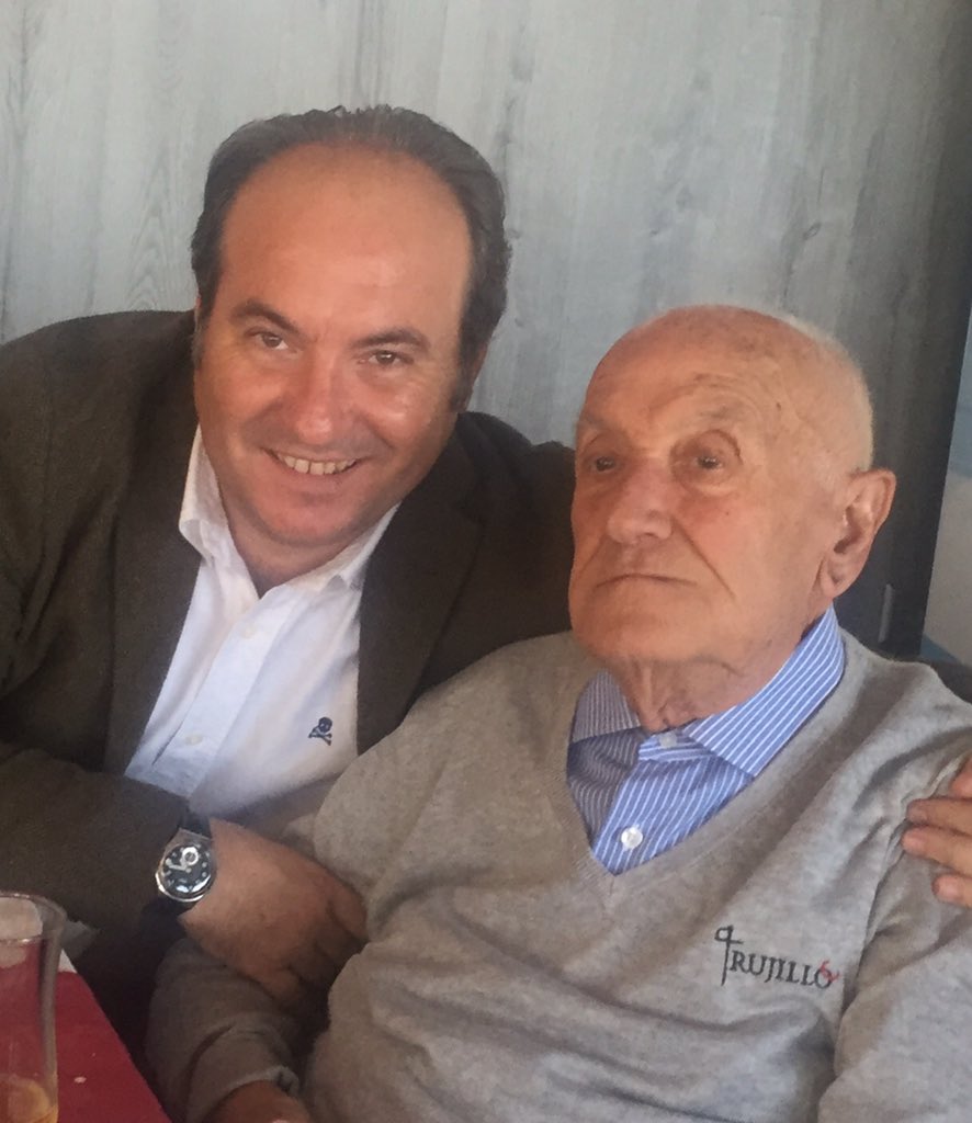 Joseatrujillo's tweet photo. En el 90 cumpleaños de mi padre. Su sacrificio me hizo la vida sencilla a mi. Laus Deo! https://t.co/RXMRm4afHj