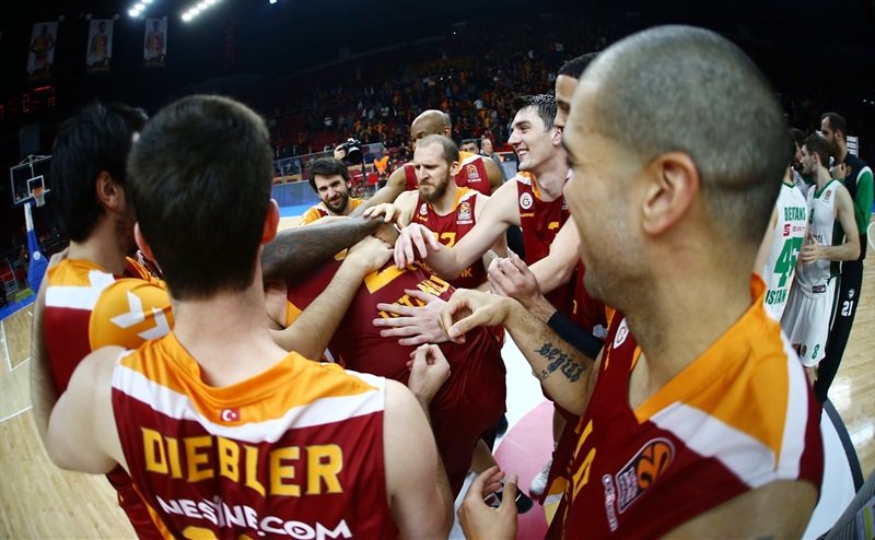 solobasket's tweet photo. #DevotionDiaries Pleiss se convierte en MVP y su Galatasaray respira https://t.co/bIMoqn3zs4 https://t.co/QexOH97CSd