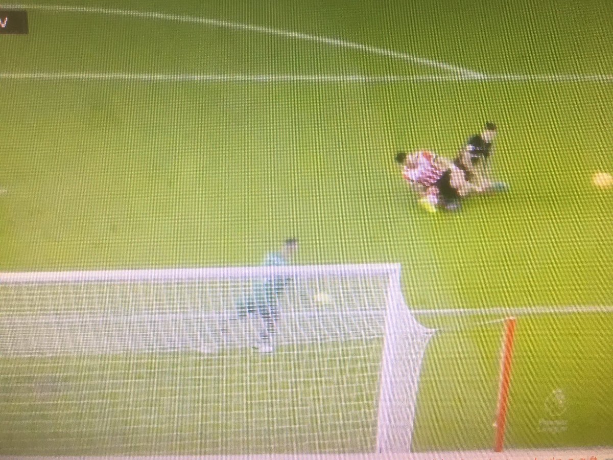 A tired Coutinho misses a one on one, but LFC looking much sharper! #souliv