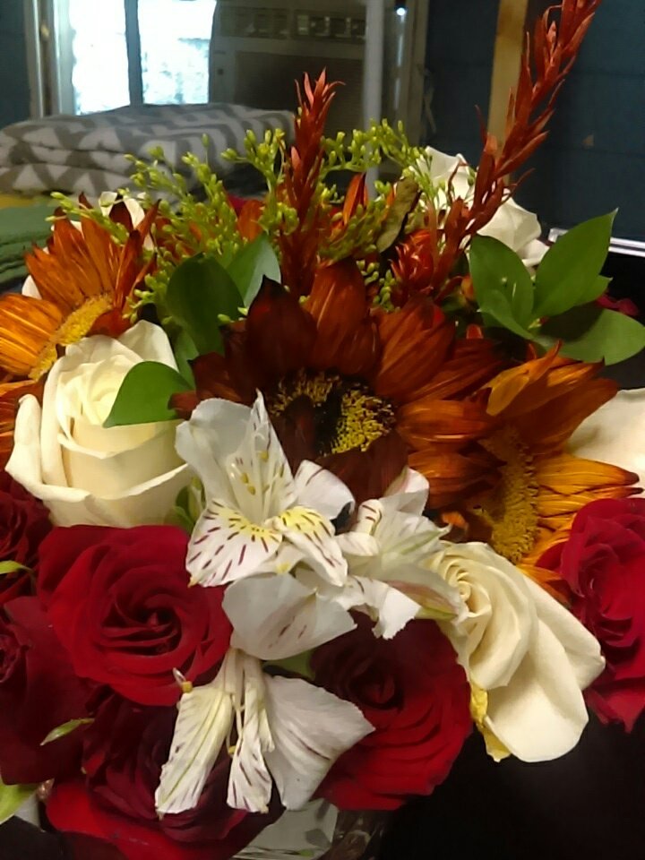 edithsv2016's tweet image. I love waking up to these flowers given to me by my hubby💕🌷🌹