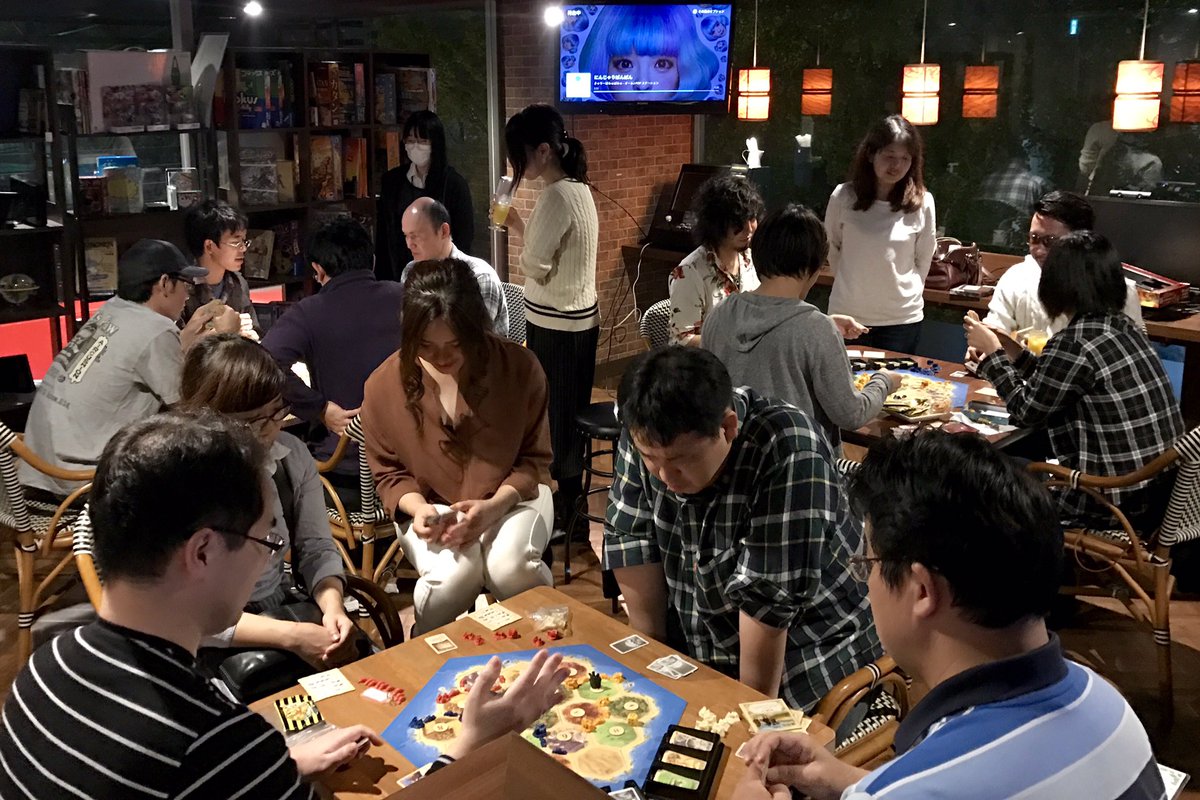 九州カタンクラブ Twitterissa 本日の 大会前日直前カタン会 の様子です 関東 関西からのゲストも合わせて総勢20名以上のプレイヤーが集まり 熱気溢れる大変な盛り上がりでした 初対面でもテーブルを囲むだけで打ち解けられるのはボードゲームの醍醐味ですね