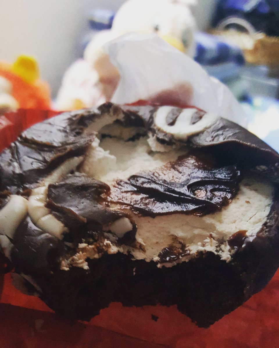 norma_rr's tweet photo. Pastelillos en la cama para seguir festejando... al rato pues mas festejo
 #agarrandofuerza  #mis44 #superconsentida  #18Nov #FelizSabado https://t.co/yIsGWzwTX6