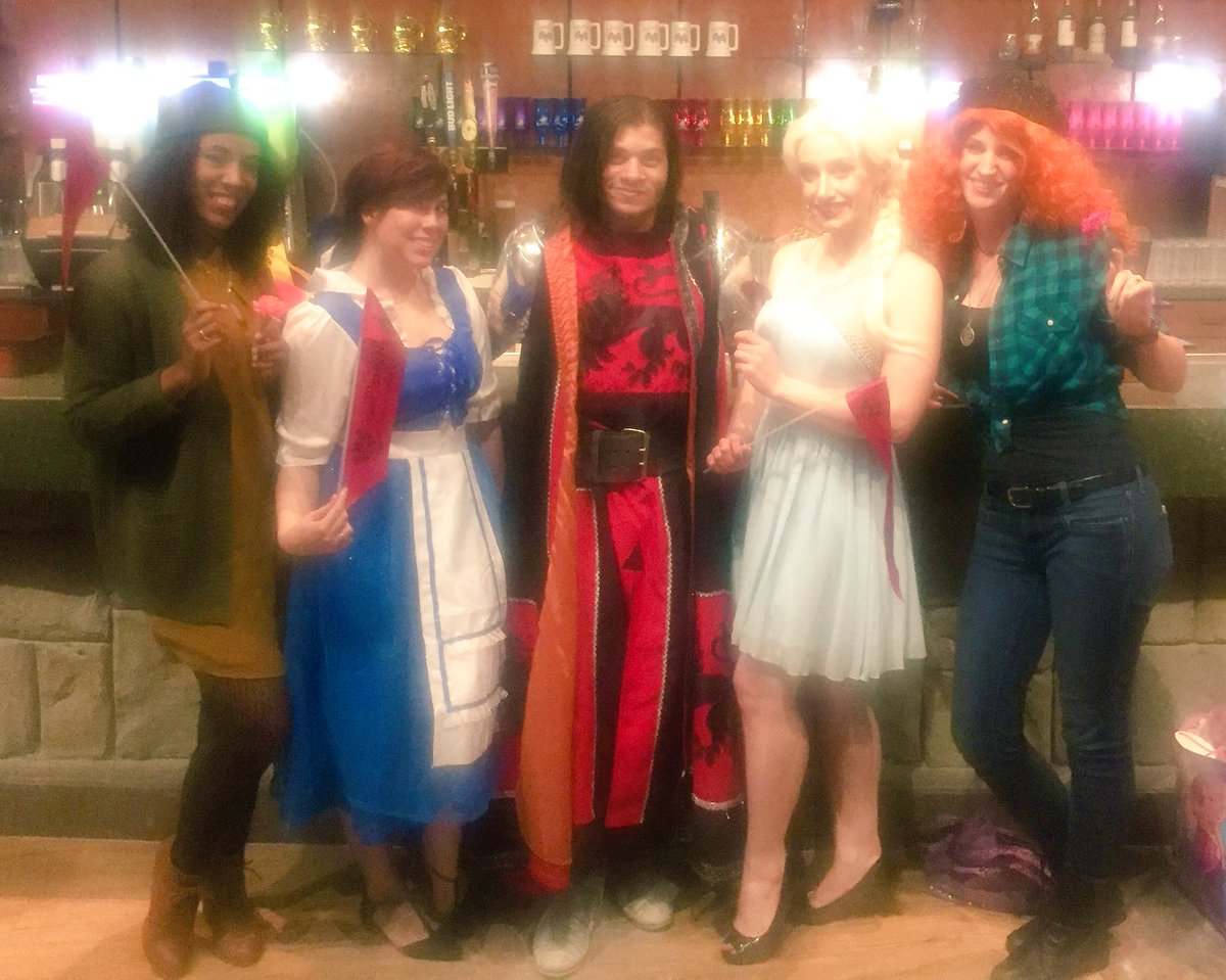 iReinaValentine's tweet photo. For the life of me, IDK why this pic is so blurry, but here's a group shot from last night. SO FUN ⚔🛡#redteamrules #MedievalTimes https://t.co/cNCVLJ30Yl