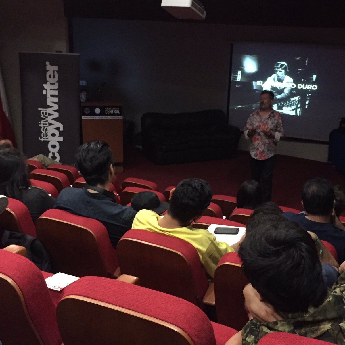 "Una cosa es ser irreverente 🤘y otra ser huevón" @armandomacchi ahora en <a href="/elcopywriter/">Festival Copywriter</a>