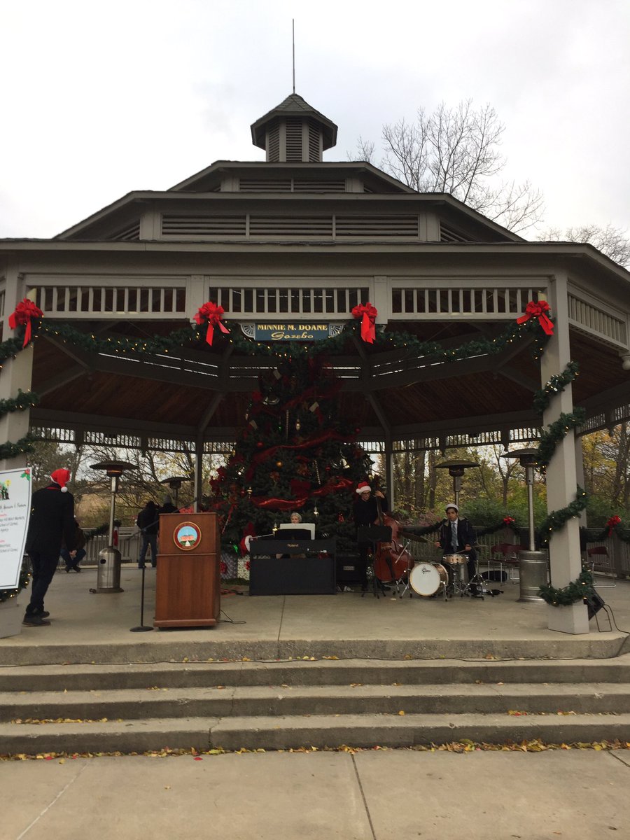 chrisebelcher's tweet photo. Main Street Jazz Band at Carmel Tree lighting @MainStreetJazz3 @carmelartdesign https://t.co/5bXHjJ0Qx7
