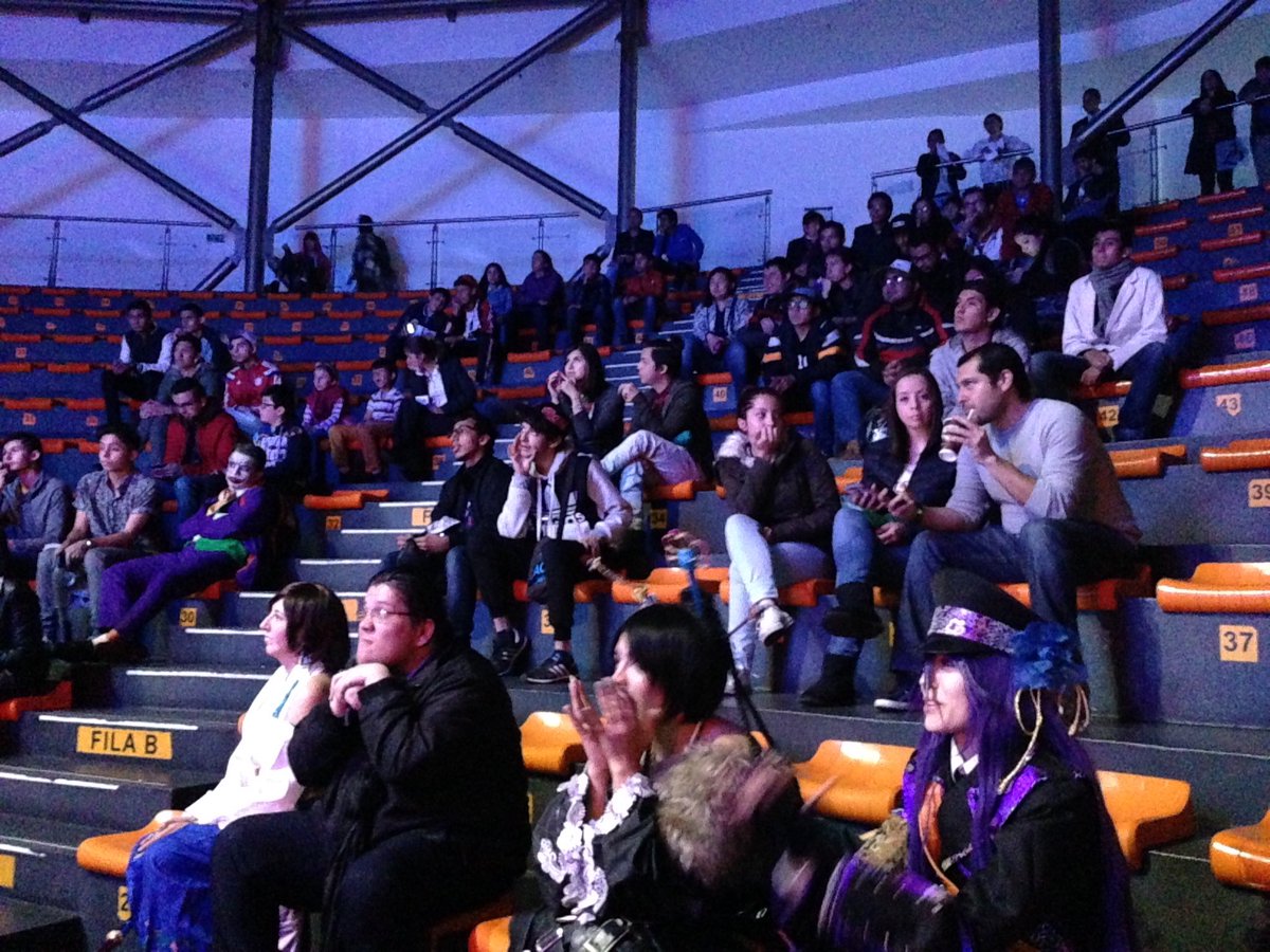 ColGameShow's tweet image. Nuestro público disfrutando del desafío Cosplayer que se lleva a cabo en el auditorio platinum del @SantafeMiMundo #EnCGS2016 .