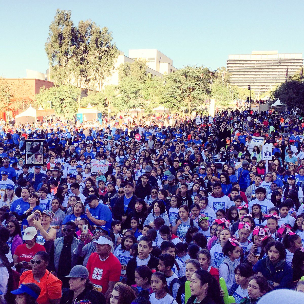 LACountyDHR's tweet photo. We joined @CountyofLA, @mridleythomas, & @LAUnitedWay at #HomeWalk2016 in our continued fight to #endhomelessness. #mydayinla #teamlacounty https://t.co/qY5V0ZClu2