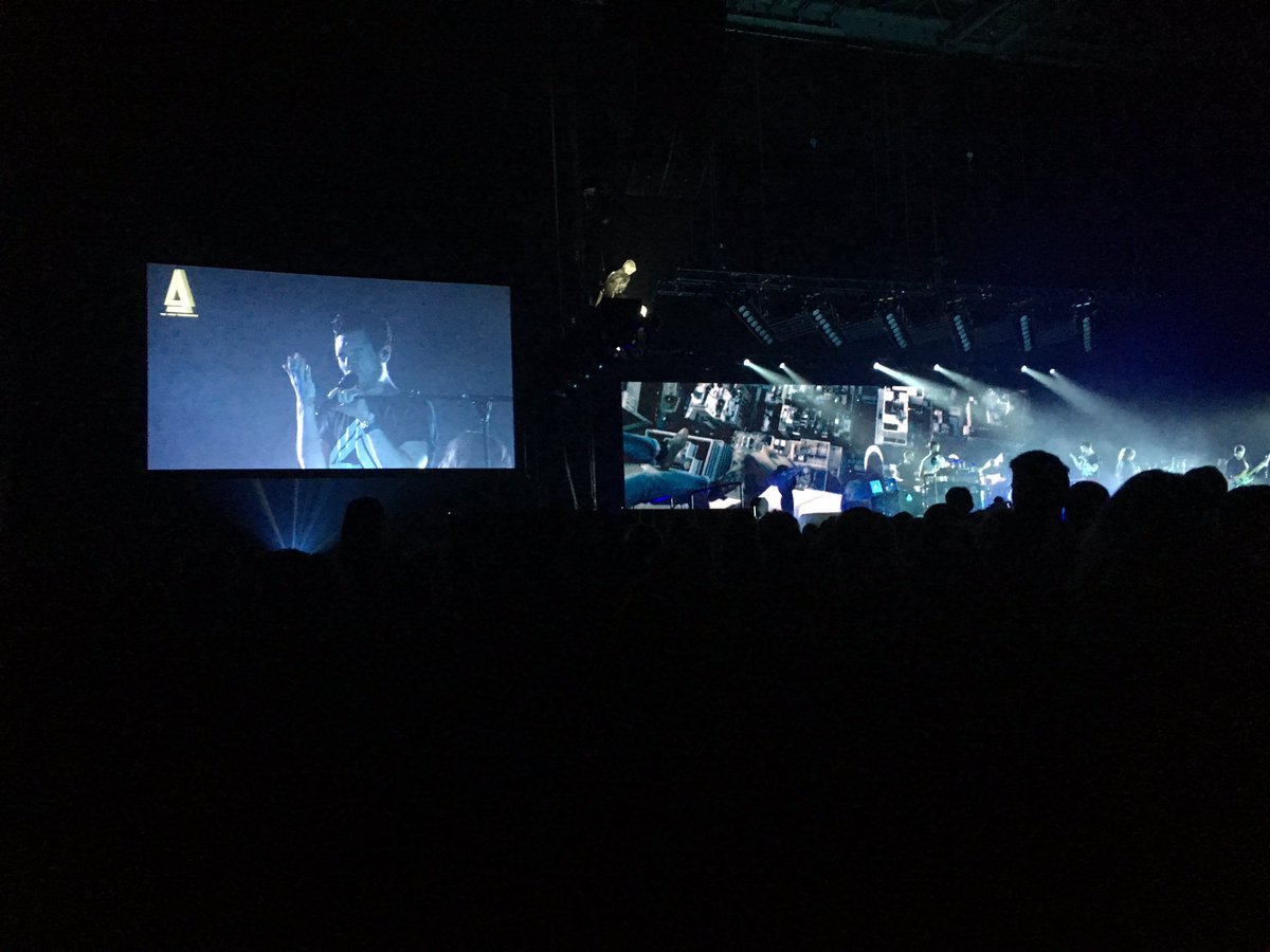 Nooenz's tweet photo. @bastilledan you are killing it @oslospektrum, unbeliveable! #Bastille #Oslospektrum 😳🎤 https://t.co/MU4xO7fR2e