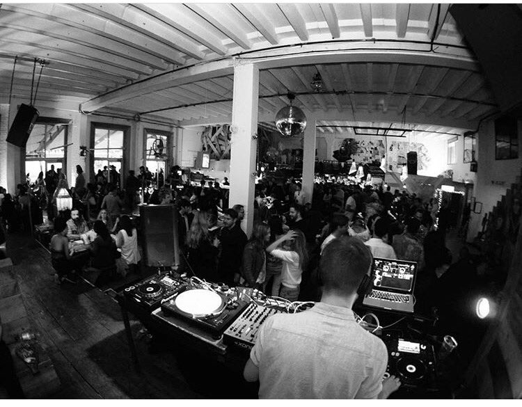 number90bar's tweet photo. Guess who's back ... Back again! #SlothBoogie #Saturday 🎶 https://t.co/4VEsLsEf91