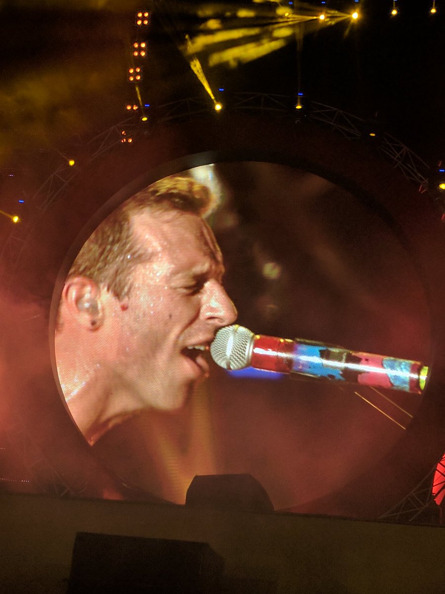 bombaytimes's tweet photo. Whatte night! #ChrisMartin rocked at #GlobalCitizenIndia event! Sooopppperrrrbbb! We loved the 'Namaste', 'Shukran' &amp; ofcourse #ChannaMereya https://t.co/osBxYrRHDb