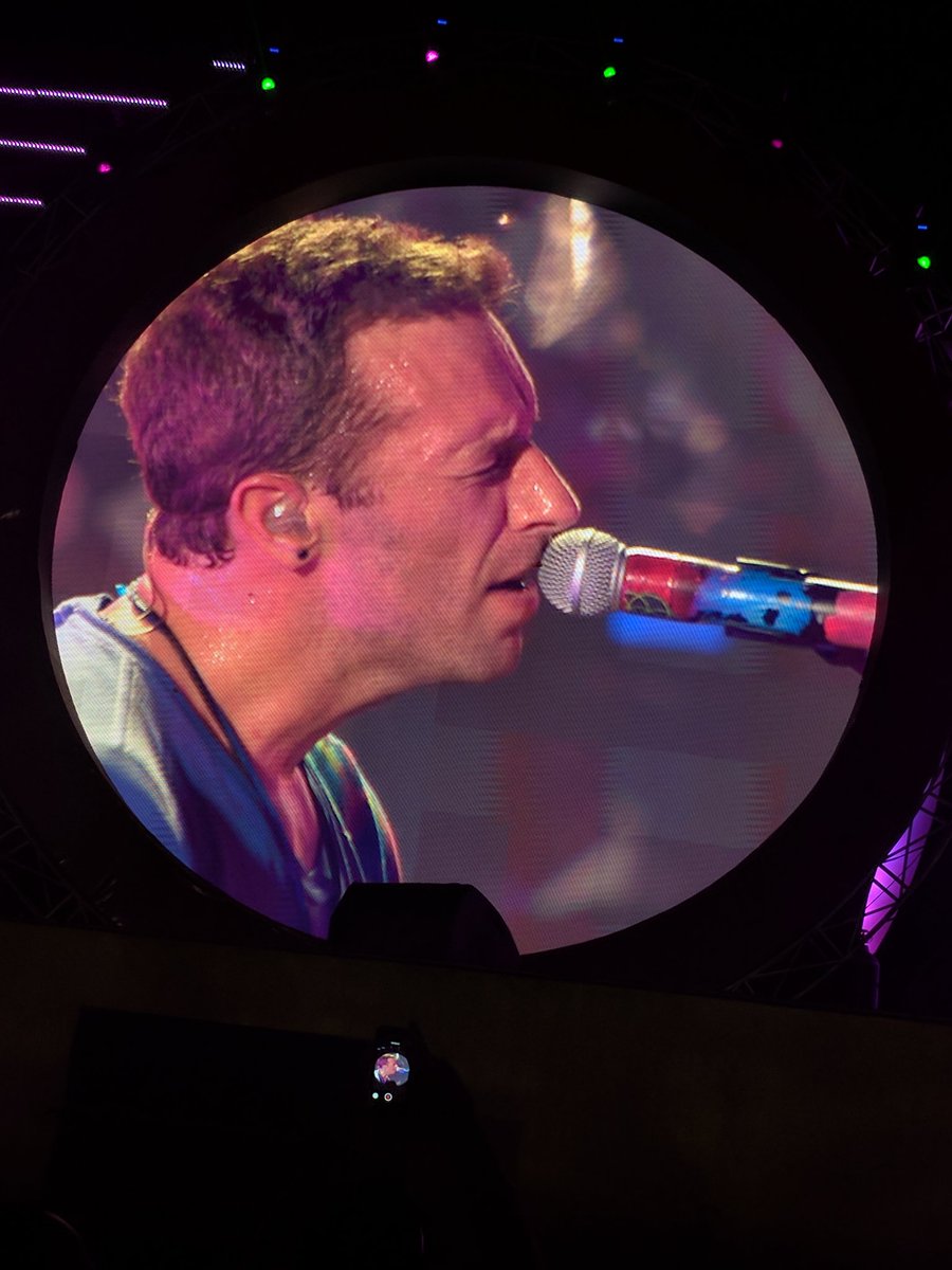 bombaytimes's tweet photo. Whatte night! #ChrisMartin rocked at #GlobalCitizenIndia event! Sooopppperrrrbbb! We loved the 'Namaste', 'Shukran' &amp; ofcourse #ChannaMereya https://t.co/osBxYrRHDb