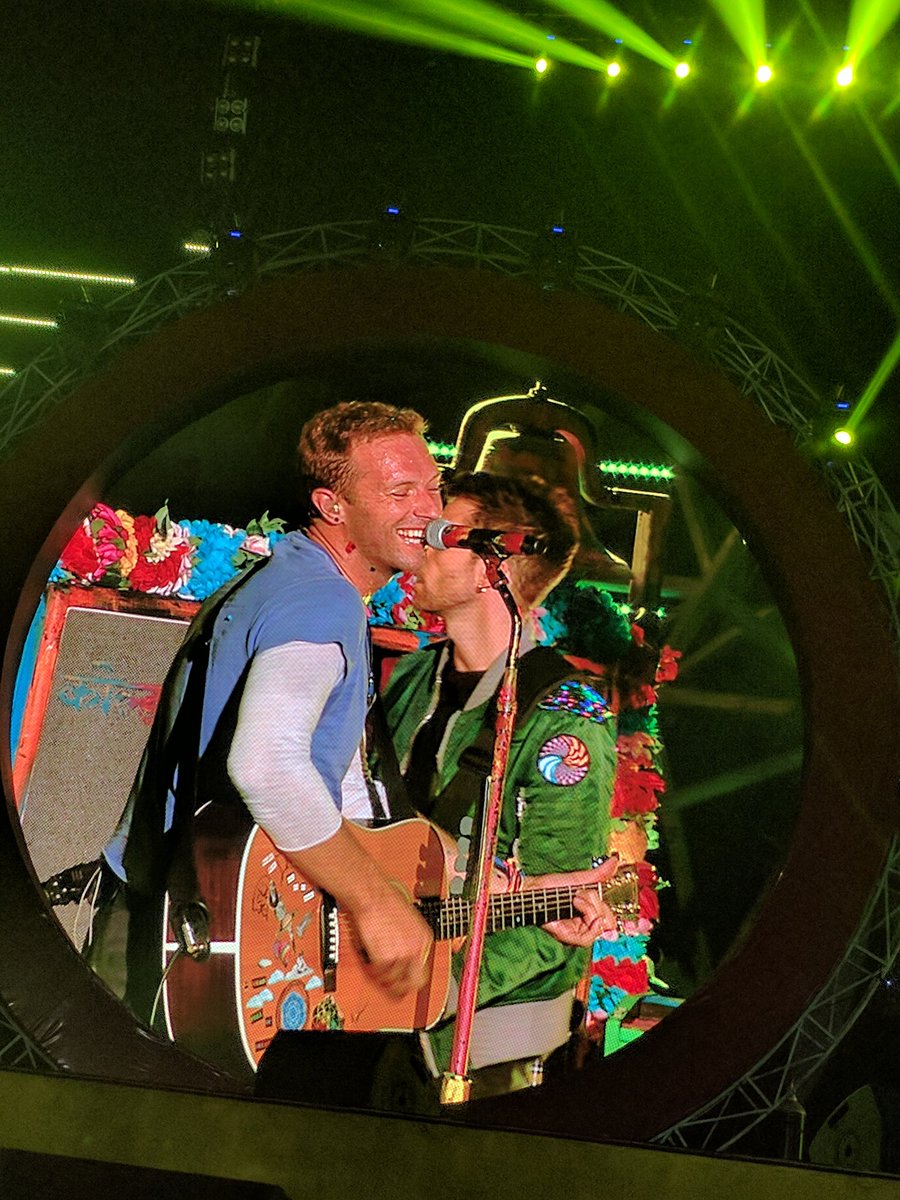 bombaytimes's tweet photo. Whatte night! #ChrisMartin rocked at #GlobalCitizenIndia event! Sooopppperrrrbbb! We loved the 'Namaste', 'Shukran' &amp; ofcourse #ChannaMereya https://t.co/osBxYrRHDb