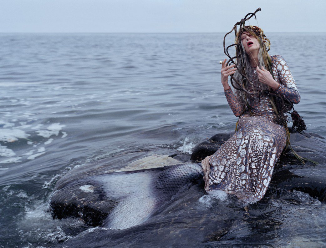 Mermaids_World's tweet photo. 📸 | Sesión de fotos de Tim Walker con la modelo Kristen McMenamy durante el año 2013. https://t.co/Kn1iKOc9Fk