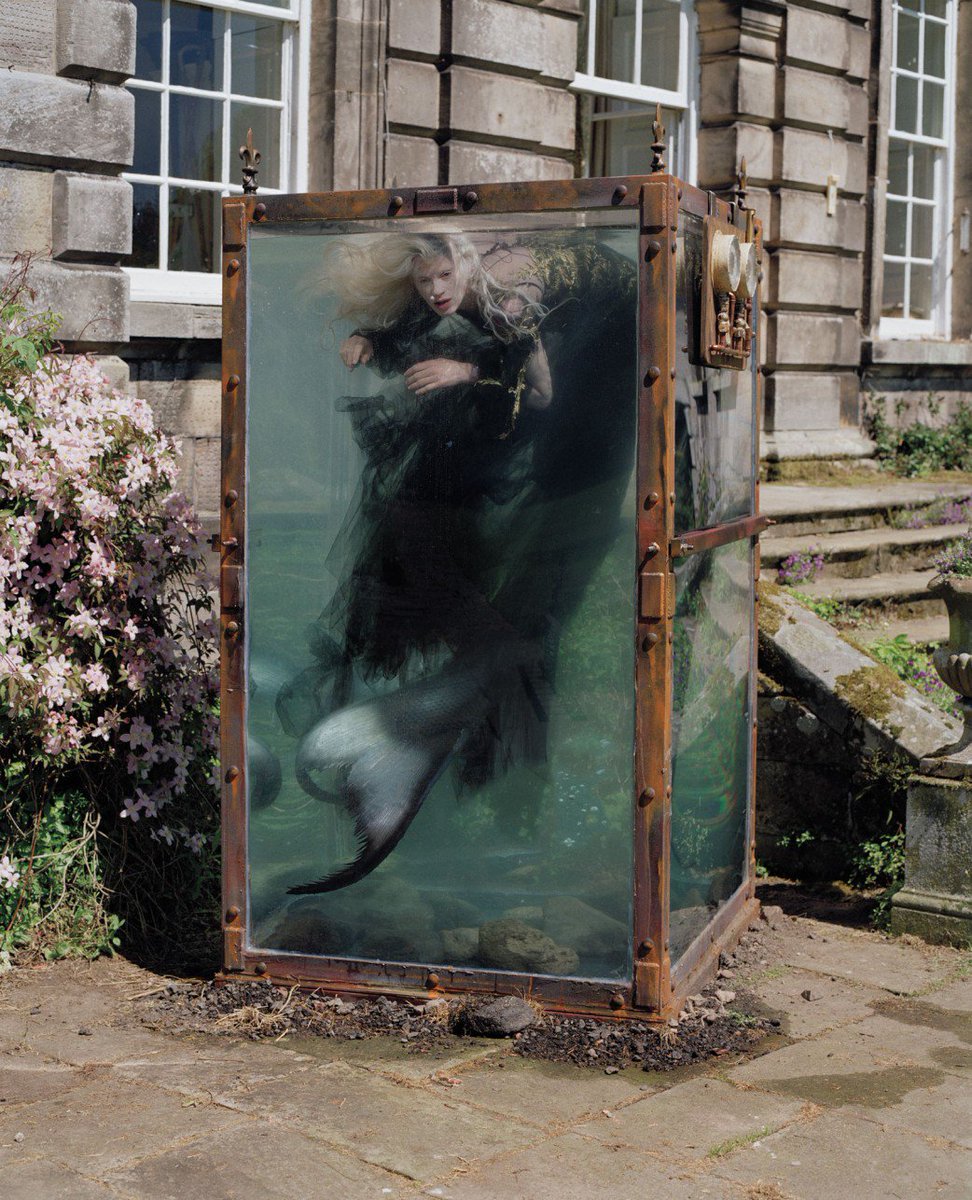 Mermaids_World's tweet photo. 📸 | Sesión de fotos de Tim Walker con la modelo Kristen McMenamy durante el año 2013. https://t.co/Kn1iKOc9Fk