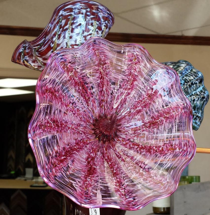 CustomFramingCO's tweet photo. There may be snow on the ground, but our glass flowers still have their spring colors! #handcrafted #gifts Corner of Alameda &amp; Garrison. https://t.co/TtlilRfWiL