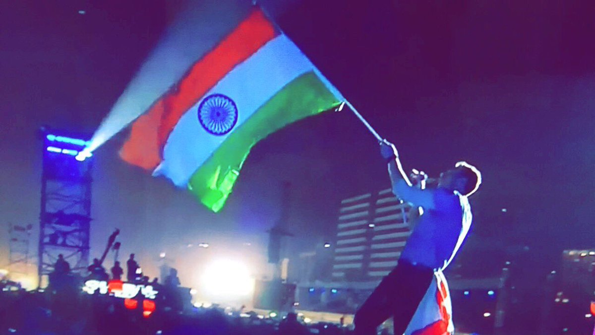 mapsor's tweet photo. Chris Martin of #Coldplay waving the Indian Flag and singing #GlobalCitizenIndia https://t.co/JUDdmxA61r