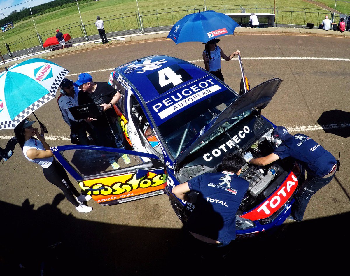 FourwindsArg's tweet photo. El Team Fourwinds Competición se mete en el box del #TeamPeugeotTotal en #Posadas ¡Vamos Leones! ¡Nos Mueve la Pasión! https://t.co/jk5xlgRYgU