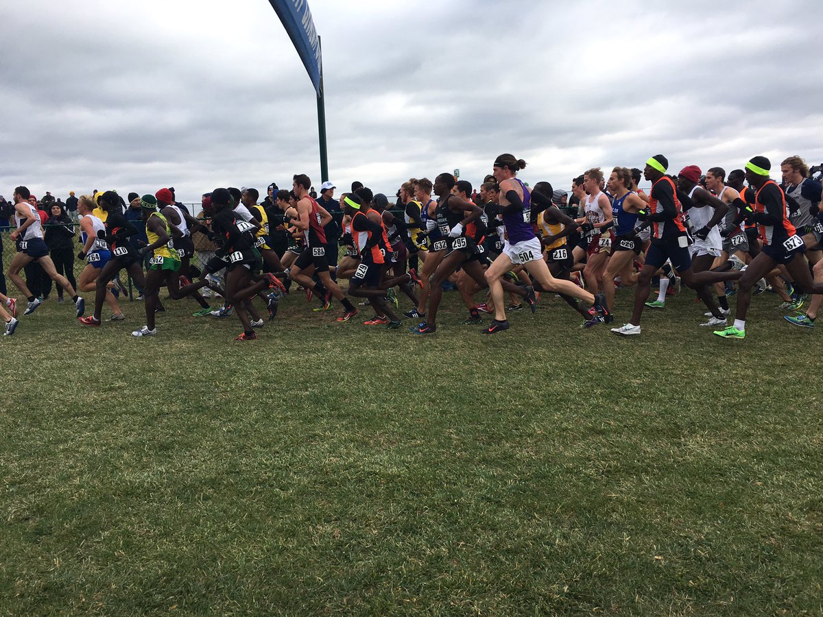 Nate Moore near the lead right behind 3-time champ Cheserek from Oregon. #HookEm 🤘