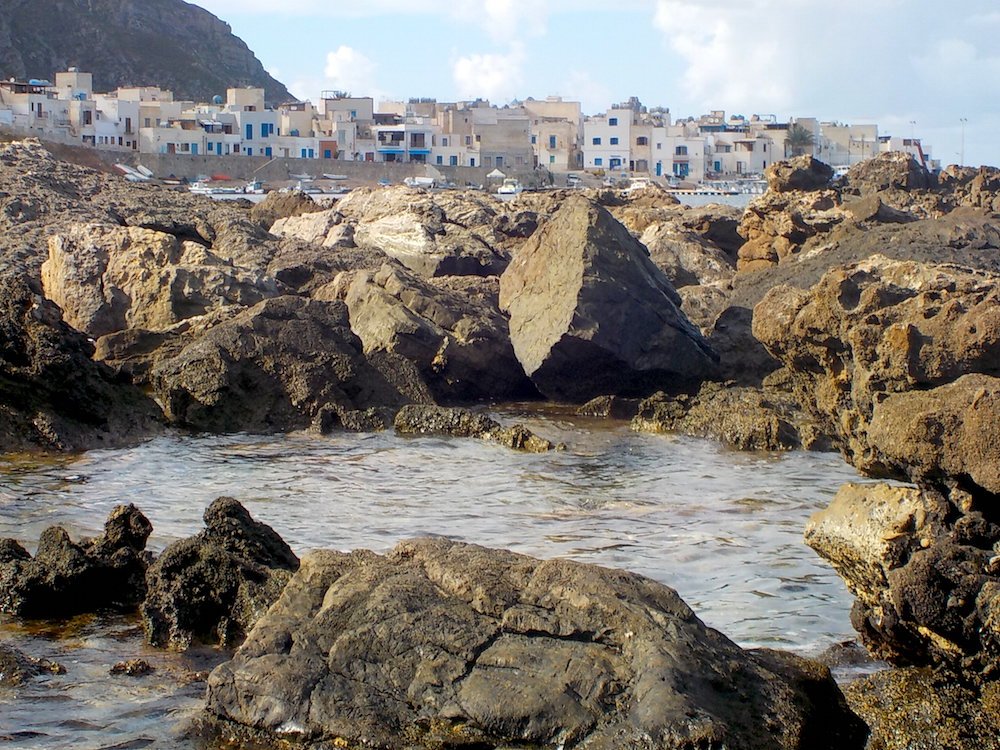 #Sicilia, il suo estremo occidentale. Scogli, mare, montagne, case isolane. Questa è #Marettimo in autunno. <a href="/VisitSicilyOP/">Visit Sicily</a> <a href="/seisiciliano/">Sicilia In Foto</a>