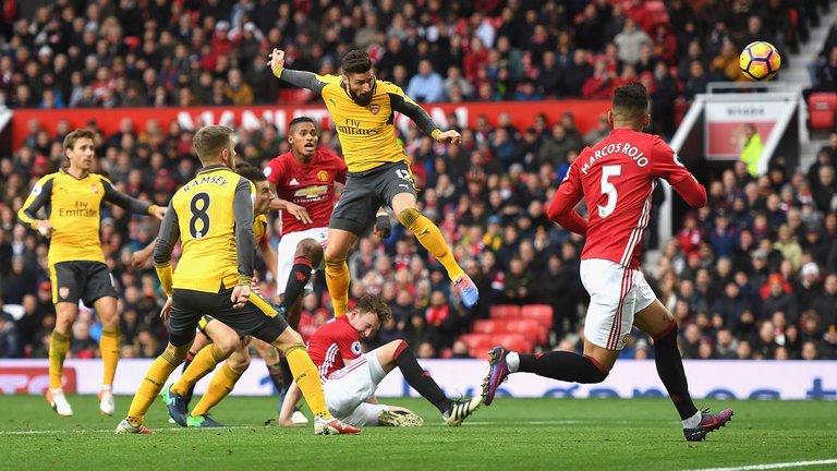 Arsenal star sends out apology after terrible Man United game