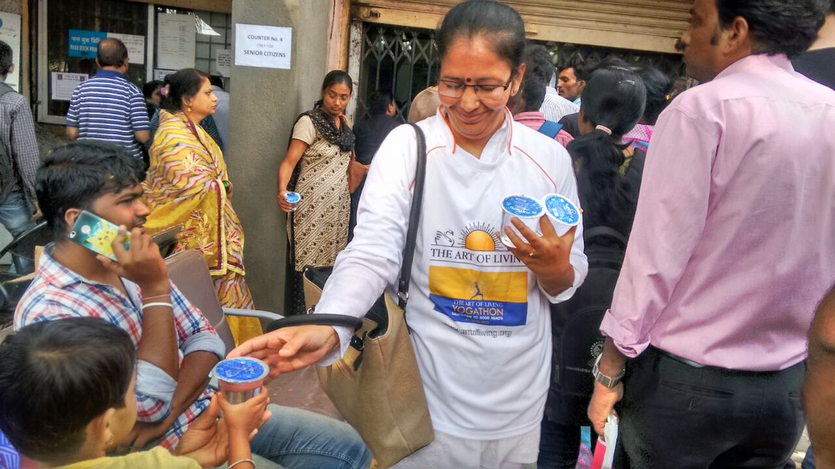 SharadBhojane's tweet photo. Pune Volunteers making life lil easy for ppl standing in queues. #Demonetization 
@ArtofLiving @SriSri @PMOIndia https://t.co/wKt26LL1cB