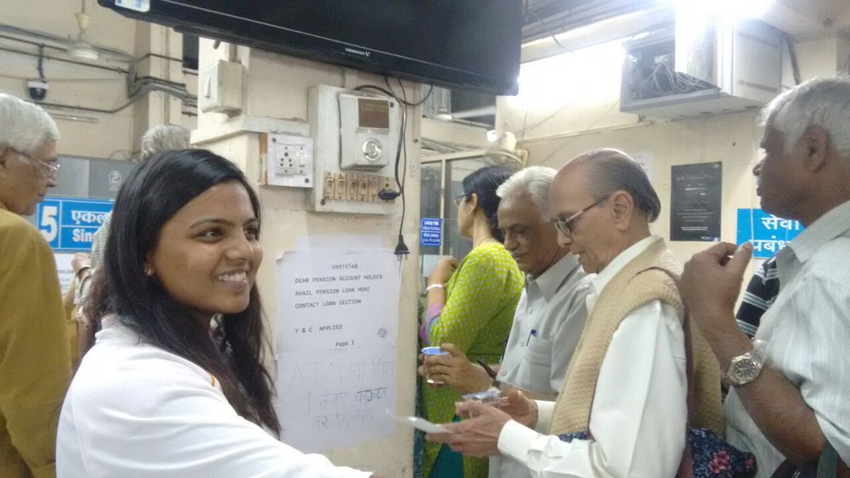 SharadBhojane's tweet photo. Pune Volunteers making life lil easy for ppl standing in queues. #Demonetization 
@ArtofLiving @SriSri @PMOIndia https://t.co/wKt26LL1cB