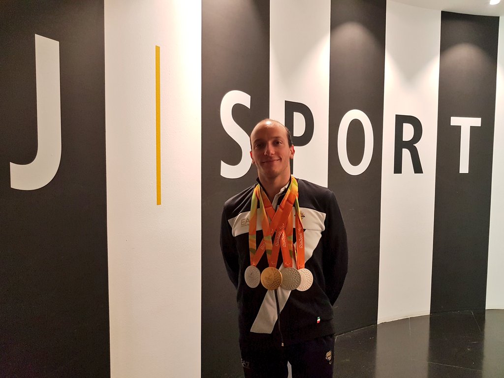 Quante medaglie al #JMuseum!Sono quelle di Federico Morlacchi, oro e argento alle Paralimpiadi #Rio2016. Benvenuto in #JSport <a href="/Fedelfino93/">Federico Morlacchi</a>!