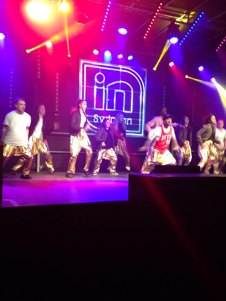 TanyaYilmaz's tweet photo. Swindon Dance Youth Urban Academy getting the crowd excited for #swindonlightswitchon https://t.co/JmEZSjP6Zv