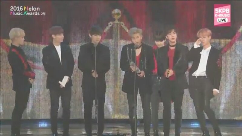 priorityoongi's tweet photo. su primer daesang y se que es el primero de muchos cada dia estoy mas orgullosa de ustedes se merecen toda la felicidad y amor del mundo https://t.co/YVdtAYTzT9