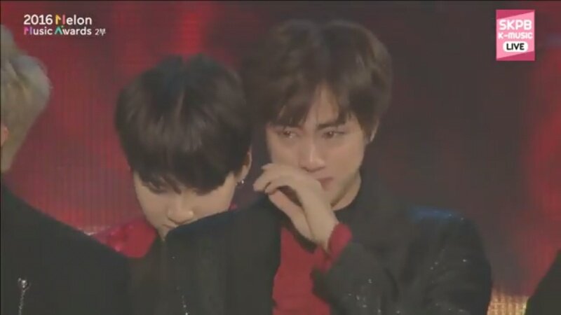 priorityoongi's tweet photo. su primer daesang y se que es el primero de muchos cada dia estoy mas orgullosa de ustedes se merecen toda la felicidad y amor del mundo https://t.co/YVdtAYTzT9