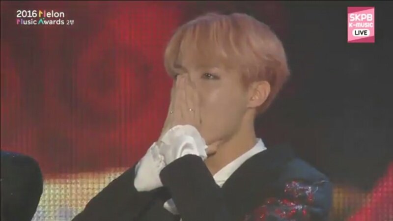 priorityoongi's tweet photo. su primer daesang y se que es el primero de muchos cada dia estoy mas orgullosa de ustedes se merecen toda la felicidad y amor del mundo https://t.co/YVdtAYTzT9