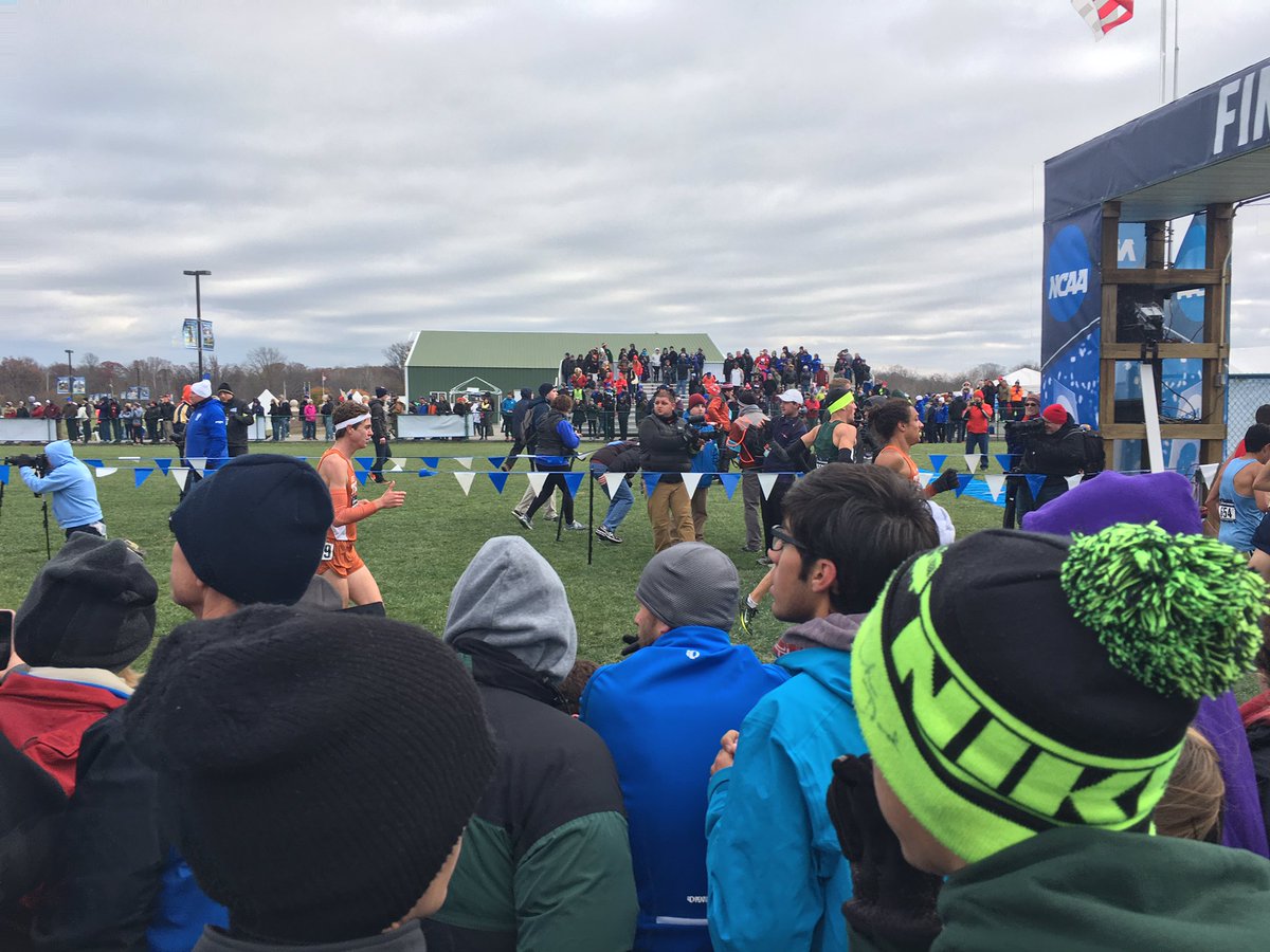 Robert Uhr &amp; Spencer Dodds are first Longhorns across the line. Standings and times are to come. #NCAAXC #HookEm 🤘
