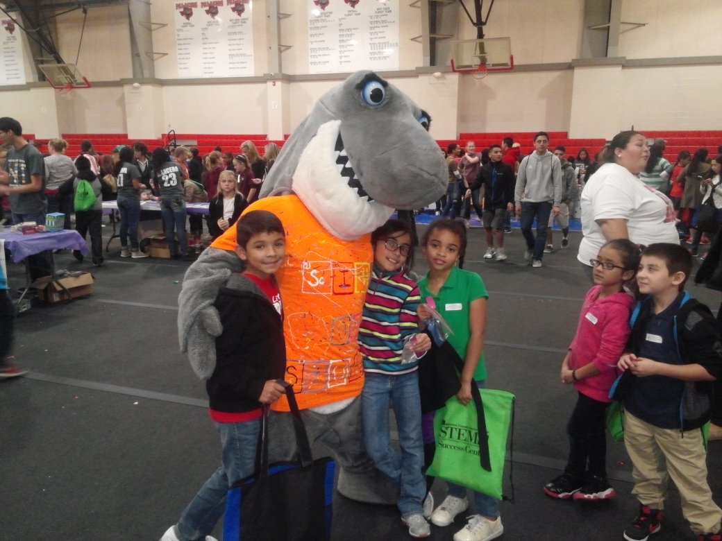 Dr_A_Flores's tweet image. Kids having fun with Sharkey! #SuperScienceSaturday #PalaciosPride