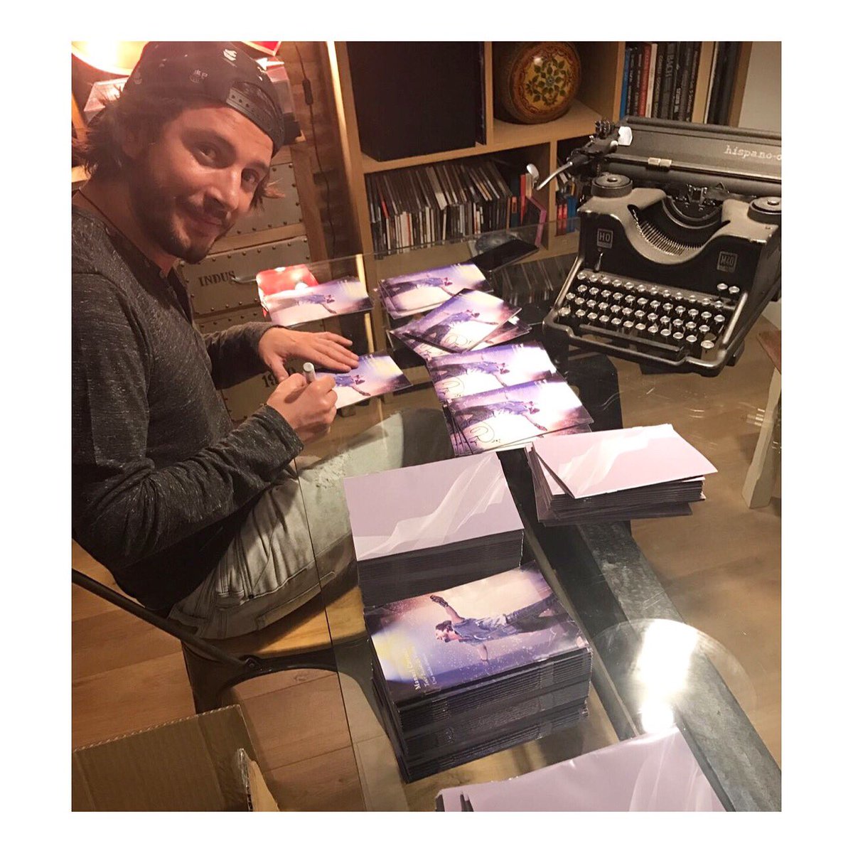 manuelcarrasco_'s tweet photo. Firmando vuestros DVD, nose cuantas horas llevo ya, pero muy feliz porque pronto estará en vuestras manos. #UnaNocheOlimpica https://t.co/GpOcUZDY6j