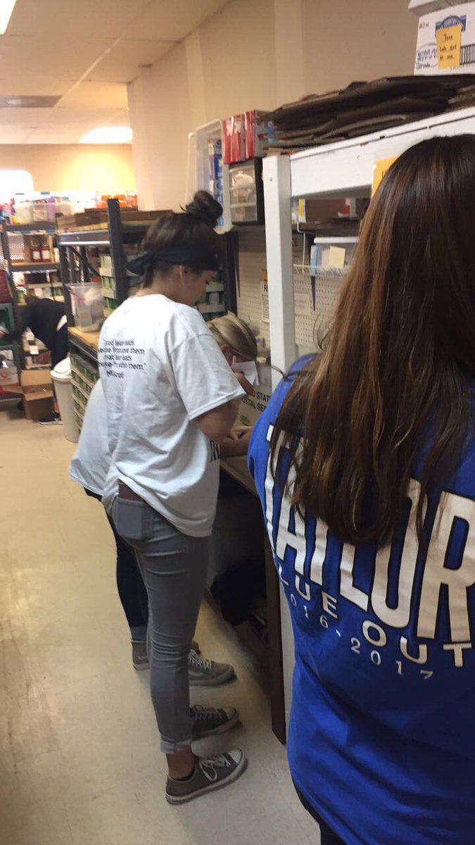 Taylor_StuCo's tweet photo. THS Stuco putting in work at KCM this morning!! #holidaygang #taylorpride247 https://t.co/GMjRxJ1P0x