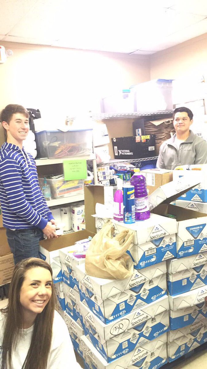 Taylor_StuCo's tweet photo. THS Stuco putting in work at KCM this morning!! #holidaygang #taylorpride247 https://t.co/GMjRxJ1P0x