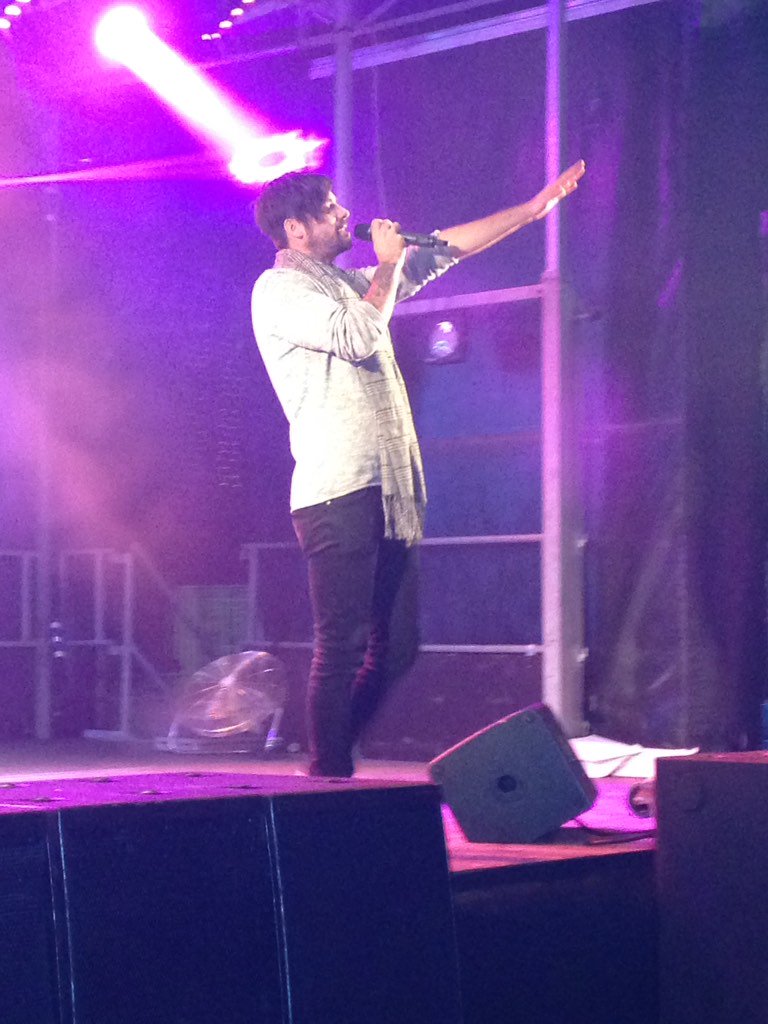 TanyaYilmaz's tweet photo. #swindonlightswitchon @BenHaenow now performing his hit Second Hand Heart https://t.co/nc6cGAxLzB