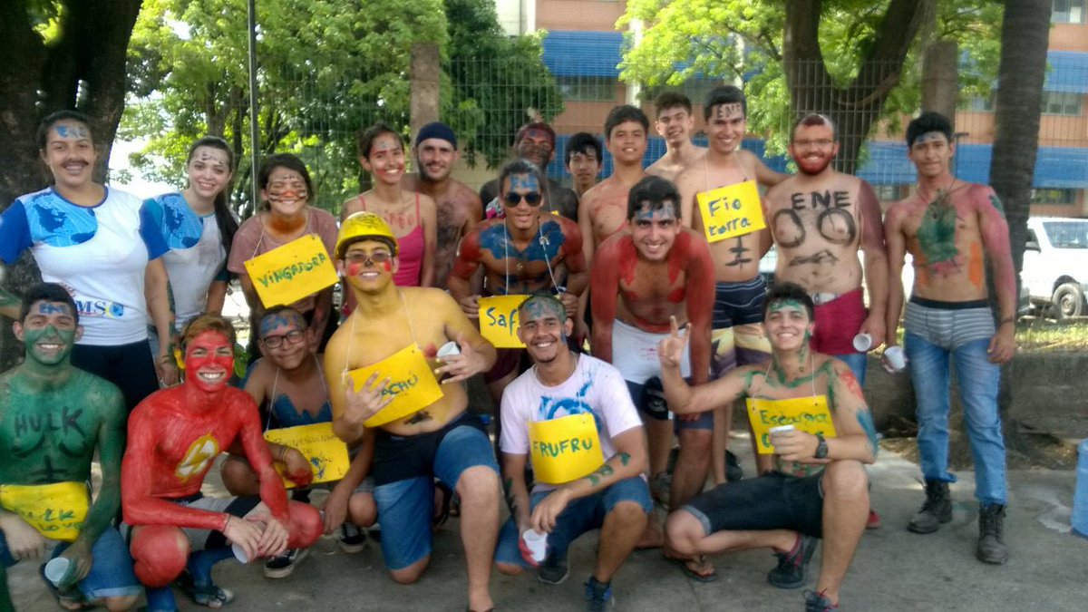 rafafernandezc_'s tweet photo. Lindinhos após conseguir quase R$1000 no sinal de baixo de um sol de 40°C 💰💸📚🔋⚡️ #ENE2016/2 #nãotemregras #trotetododia #melhoresveteranos https://t.co/wjp8fog4YO