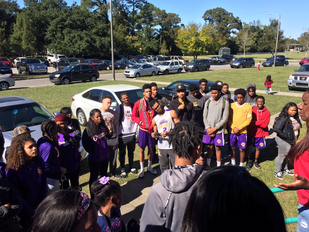 EdnaKarrHS's tweet photo. So many students came to volunteer with @TROYSEE on the first day of their Thanksgiving break. That's #KarrPride https://t.co/bBIRXFkAB5