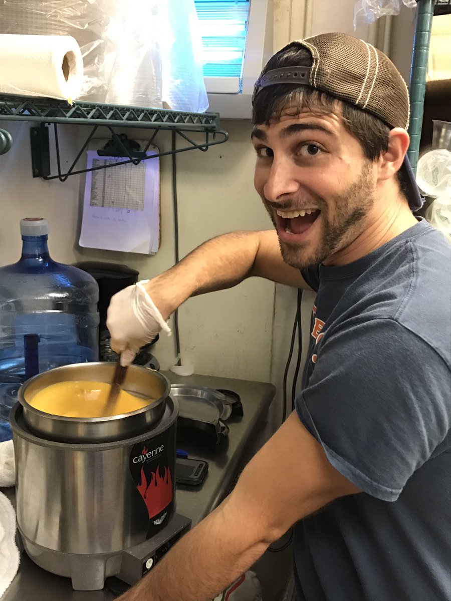 BurritoBrothers's tweet photo. The game is on. The queso is flowing. Get the trifecta (a guac, a queso and a salsa) with bottomless chips for $10 during the game.🐊🍻👌 https://t.co/ba9Jog8Prb