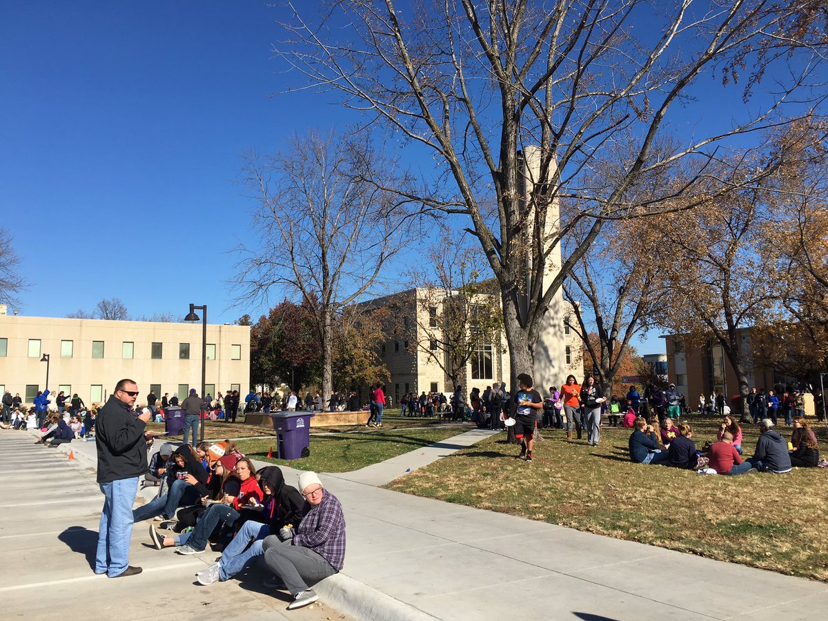 oasisconmhk's tweet photo. The start of 1400 students consuming pizza. #oasismhk #mccks https://t.co/kr41AGcriH
