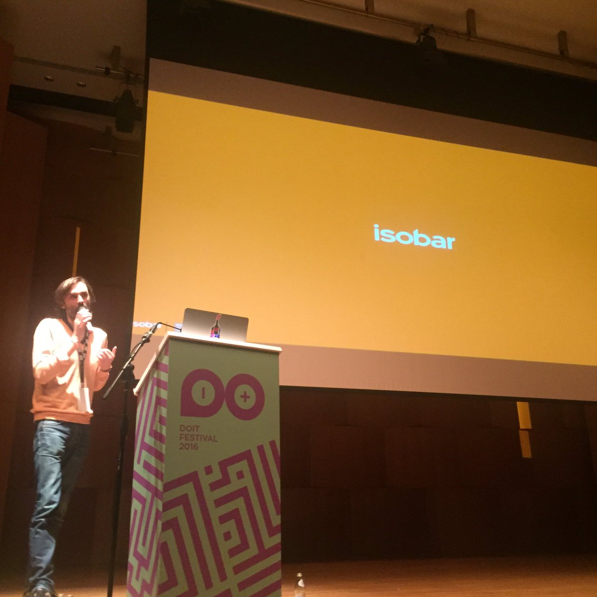 renato_tata's tweet photo. Here we go @skinnybouffant on stage @DOIT_CONF cc/ @Isobar_UK #DOITfestival #CW016 https://t.co/q6Fquh9ox2