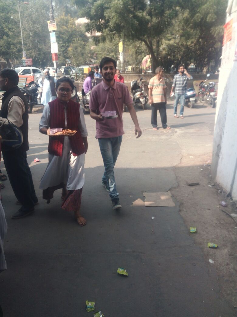 shipranadi1993's tweet photo. @ArtofLiving  volunteers helpng wd chai, biscuits n enthusiasm for d people in queue outside a bank atm#seva#modimagic @Honest_Indians https://t.co/nI3k5nBpih