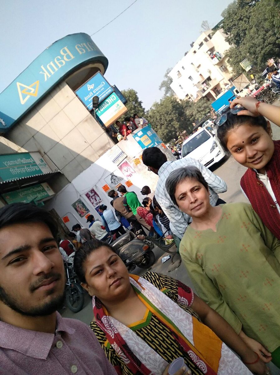 shipranadi1993's tweet photo. @ArtofLiving  volunteers helpng wd chai, biscuits n enthusiasm for d people in queue outside a bank atm#seva#modimagic @Honest_Indians https://t.co/nI3k5nBpih