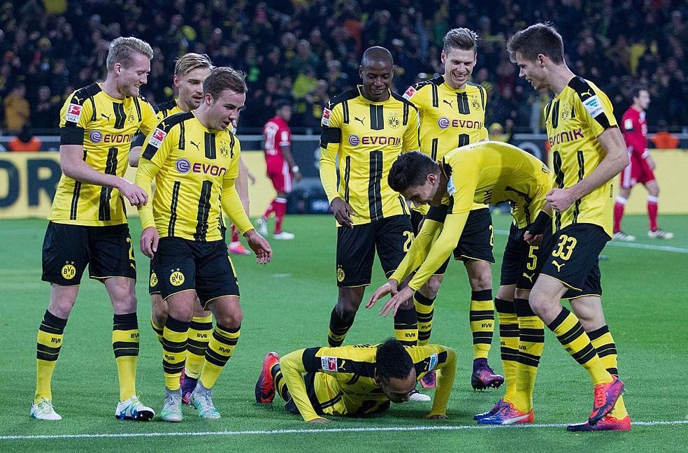 clappingmedia's tweet photo. La célébration de Pierre Emerick Aubameyang après son but en hommage à Gradur, présent dans le stade. https://t.co/Y2ZefYBZB3