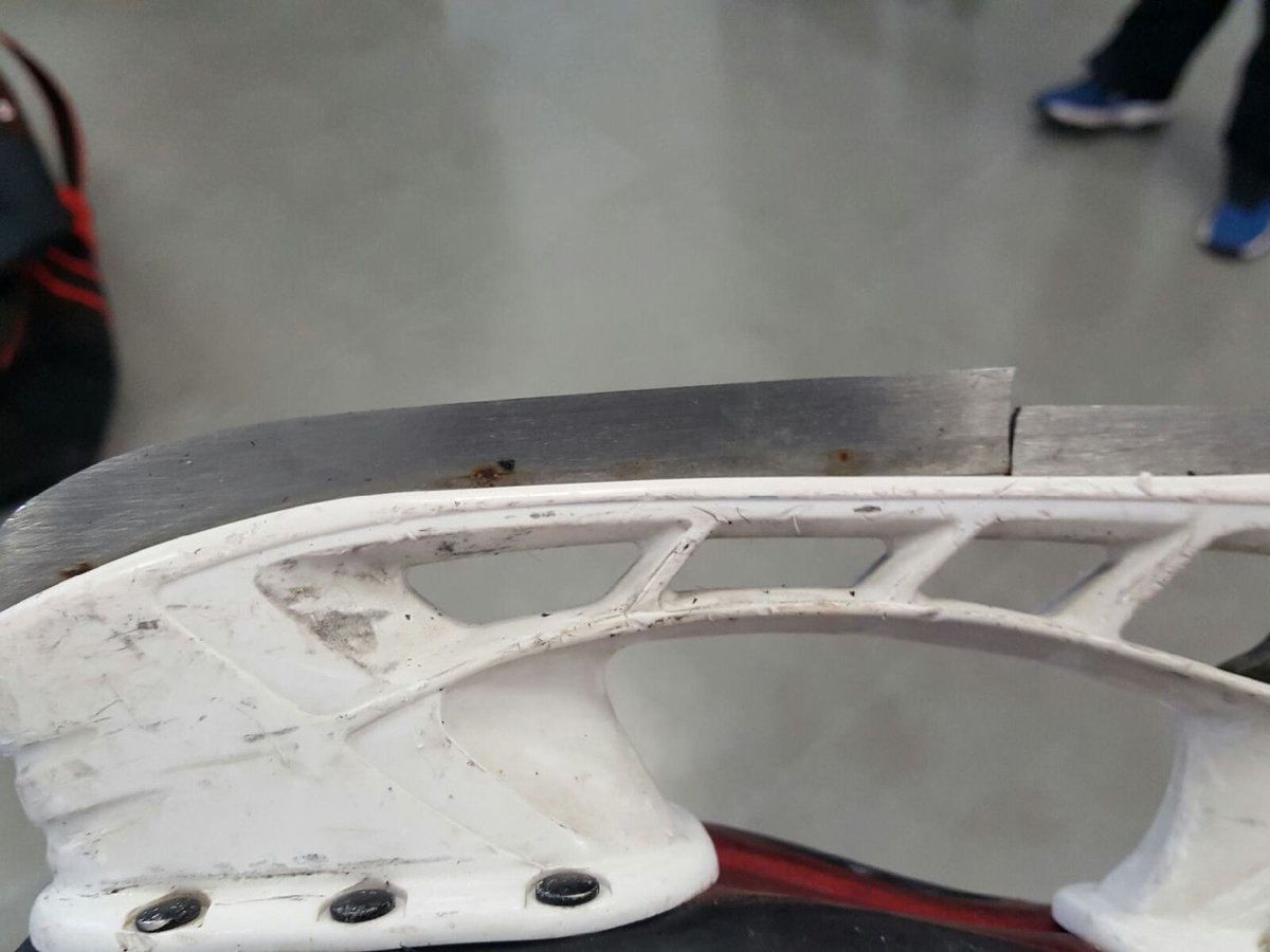 ThatHockeyMum's tweet photo. When ur boy is skating funny at the beginning of his game u check his skates. #iknowmyboys #brokenblade #hockeymomproblems #howdidhedothis? https://t.co/WEYkvFjO8b