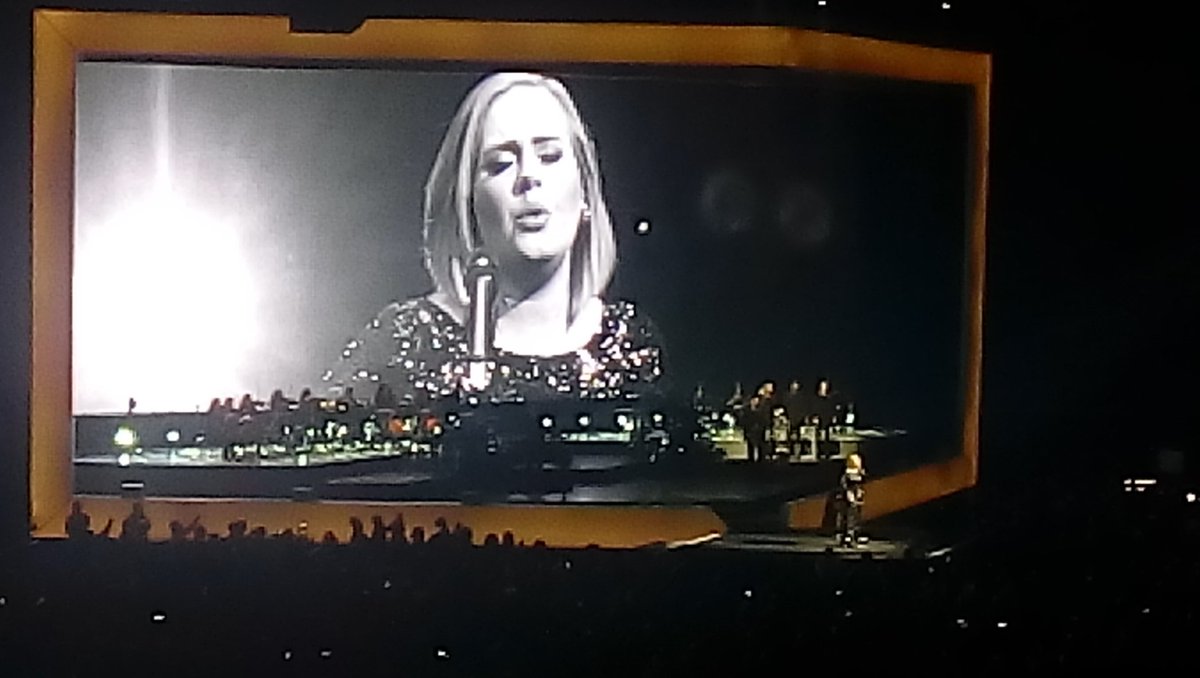 Little_Lotte_'s tweet photo. Su voz, coristas, una guitarra y un piano. Sus chistes, maldiciones y su risa tan particular ✨¿Qué más quieren? 😍 #AdeleCDMX #AdeleLive2016 https://t.co/KlpwOFu92O
