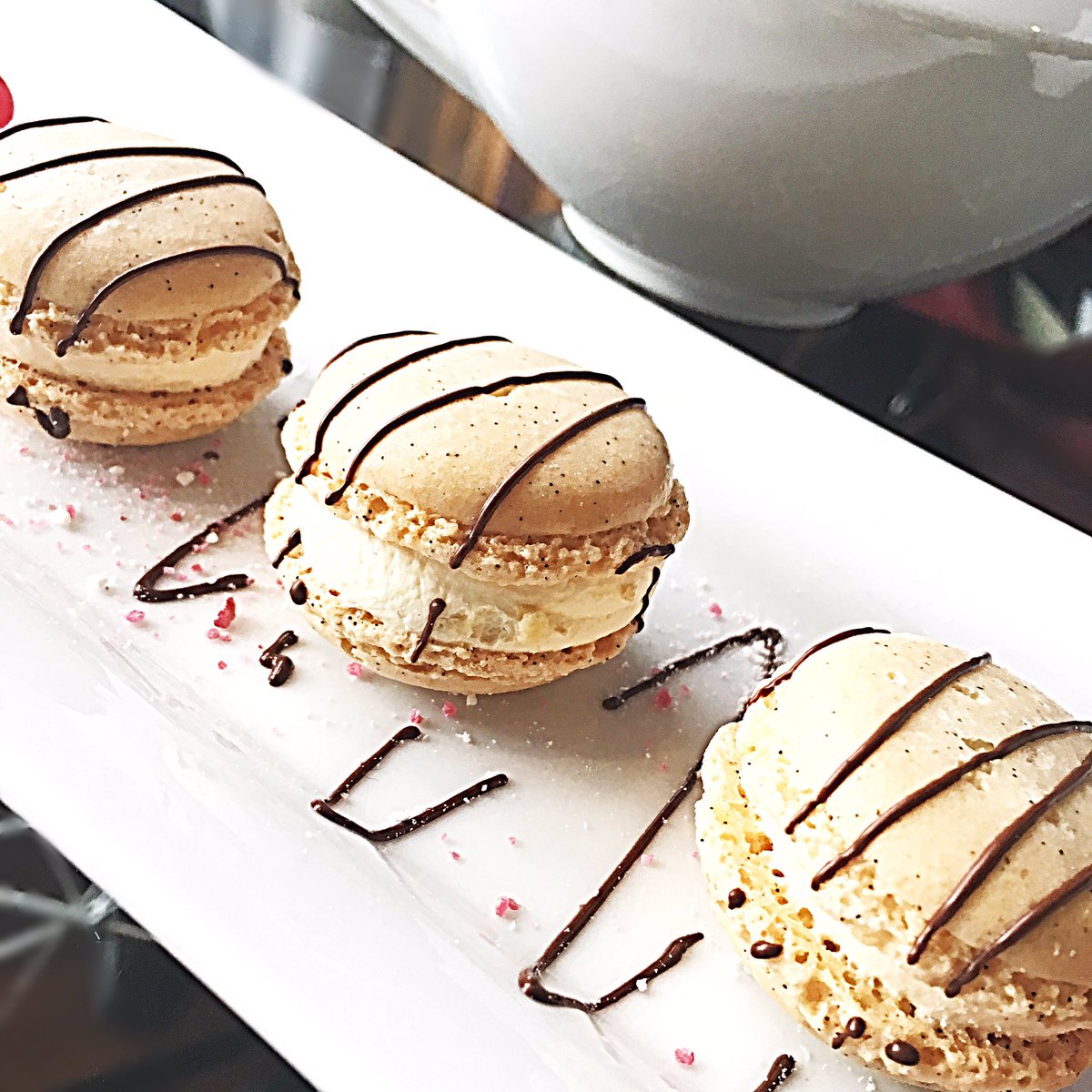 leonaslooks's tweet photo. More treats.... having tea &amp; Bailey macaroons @ThegHotel  #lbloggers #irishblogger @FemaleBloggerRT #bbloggers #fbloggers #foodie #foodporn https://t.co/gh26WWWf4Z