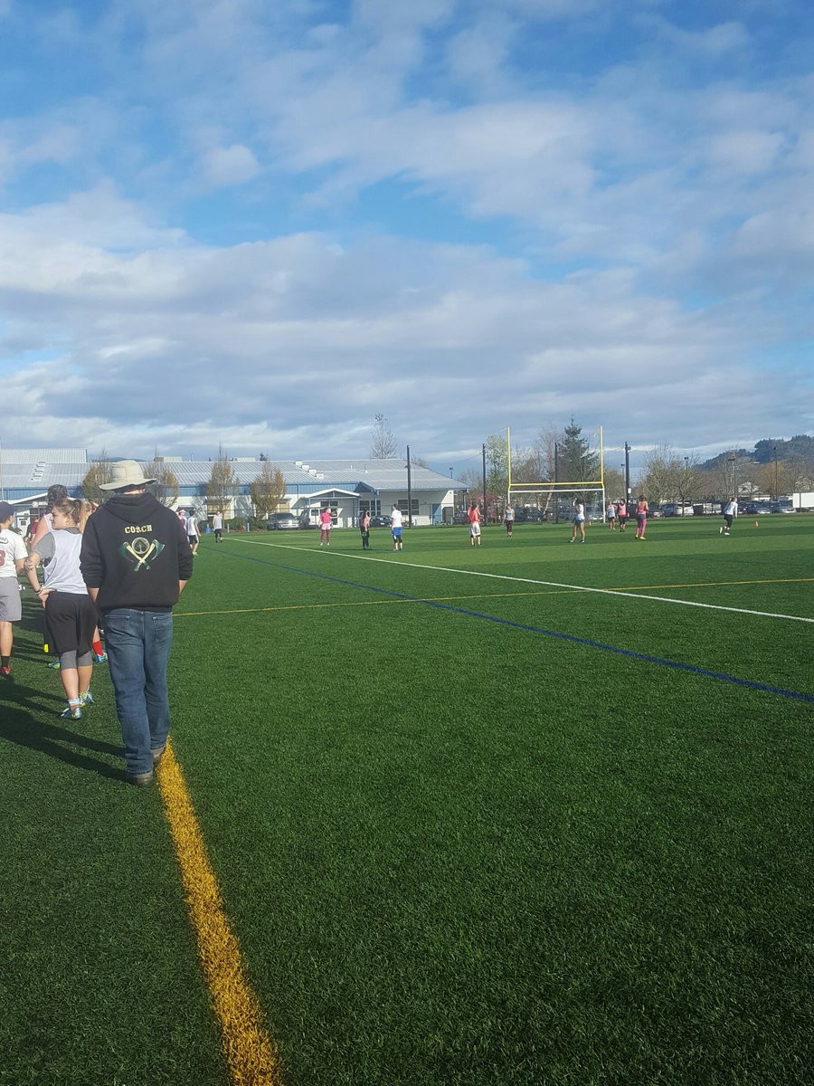 wutwutclearcut's tweet image. Day 1 game 1of OFUDG against WWU. It's a surprisingly nice November day here in Eugene #skoducks #hackhackchopchop