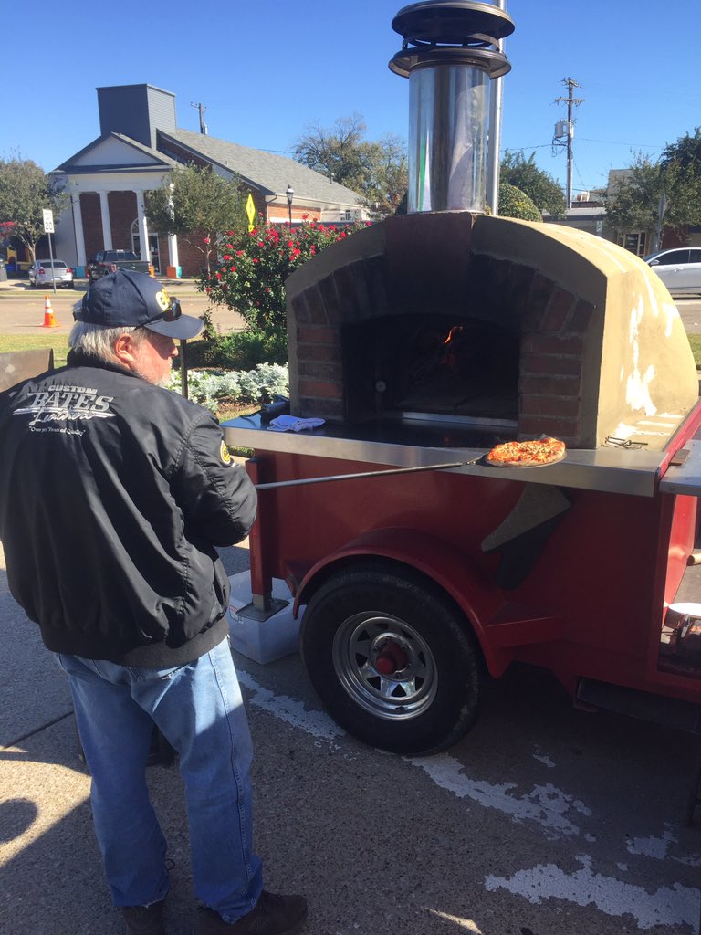 kcheshier78's tweet photo. The new wood fire pizza joint is legit as well! Thanks to Cowboy Wood Fire Pizza for coming out to @DSwitchStrtMkt https://t.co/WuZuFiwJwn